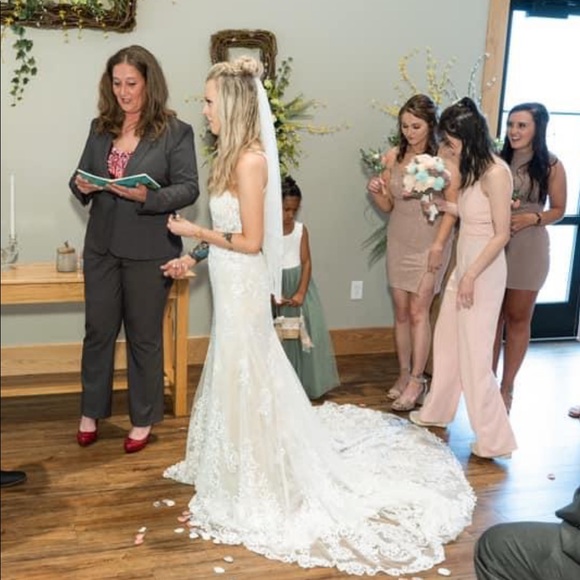 Wedding dress size 0 designer dress beautiful details & gorgeous train